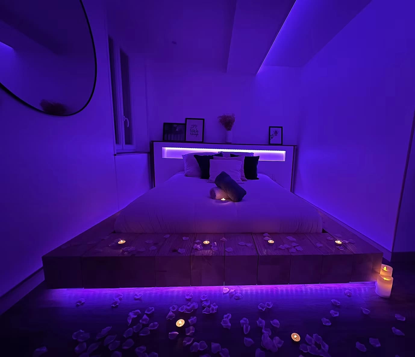 Vue principale de la Suite Oak avec jacuzzi, lit et écran cinéma au Beausset
